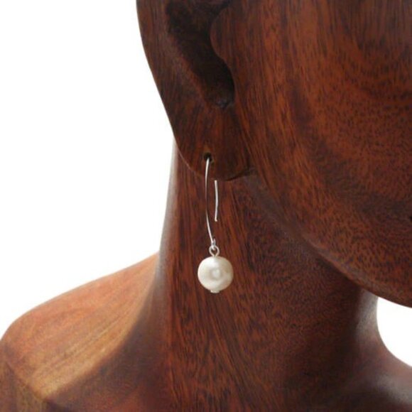 CLASSIC STERLING SILVER ROUND FRESHWATER PEARL HANGING HOOK EARRINGS.